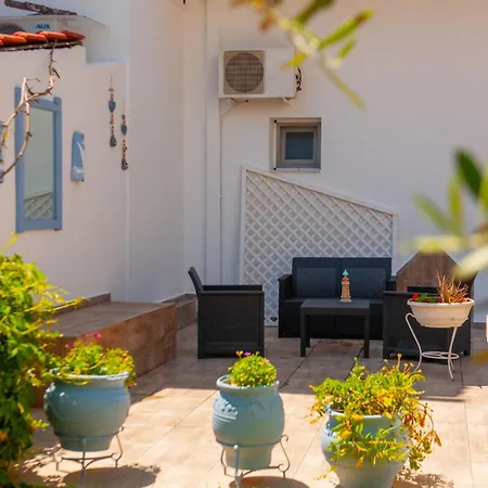 Christina's Sea House Апартаменты *