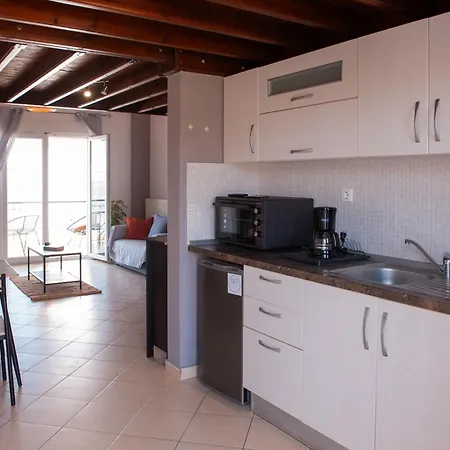 Апартаменты Christina's Sea House *